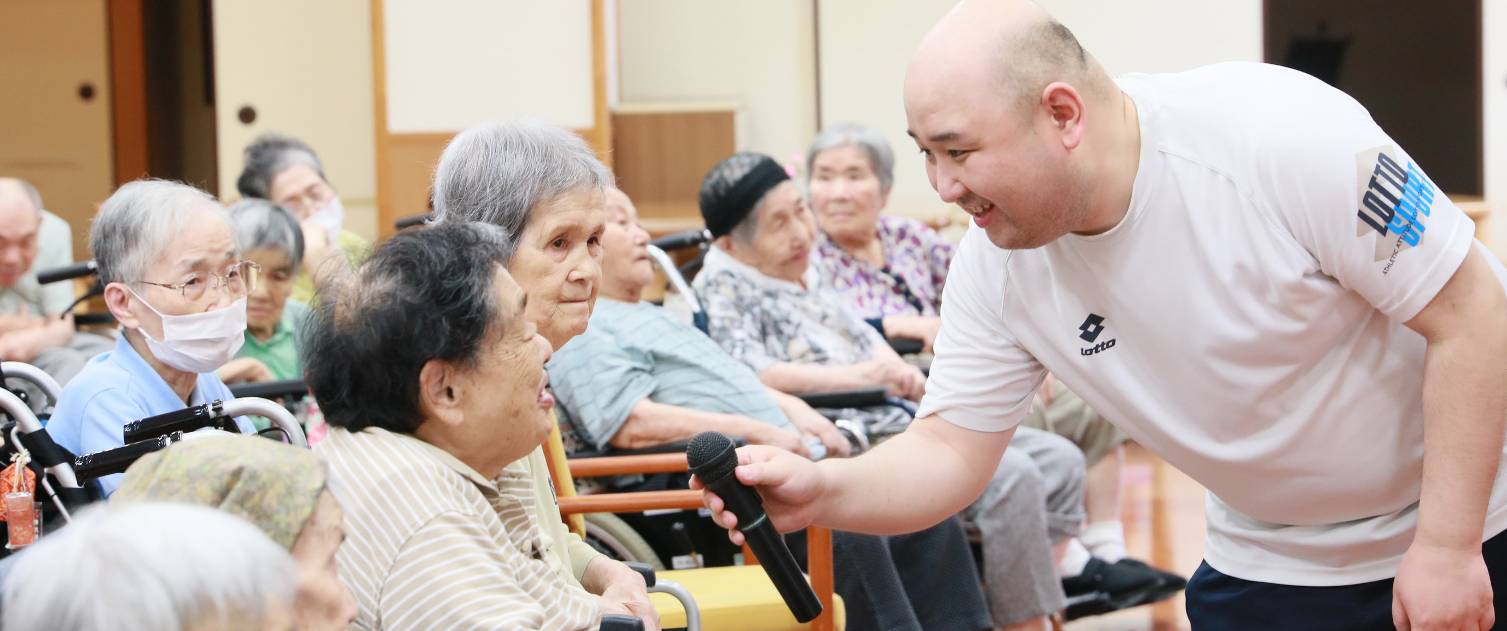 スタッフが高齢入居者とのふれあい・レクリエーション活動の様子